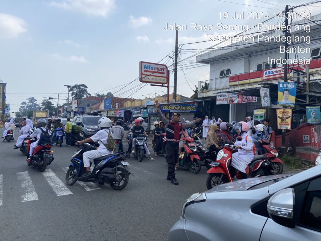 Sat Samapta Polres Pandeglang Gelar Strong Point Jelang Pulang Sekolah di Persimpangan Cigadung 2 WhatsApp Image 2024 07 19 at 17.59.01