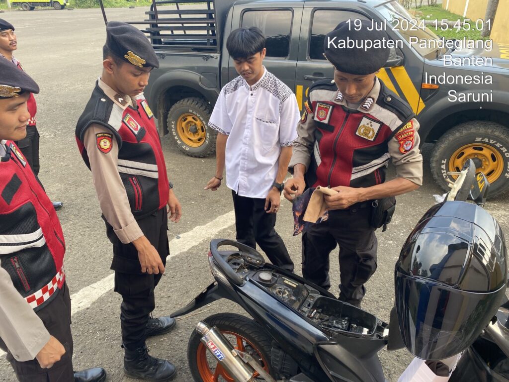 Sat Samapta Polres Pandeglang Cegah Aksi Balap Liar dengan Pengecekan Bawaan Remaja di Stadion Badak Pandeglang 10 WhatsApp Image 2024 07 19 at 17.59.05