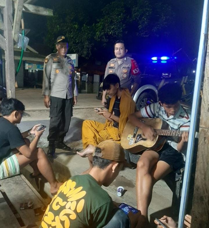 Cegah Tawuran, Anggota Piket Polsek Angsana Polres Pandeglang Sambangi Remaja Saat Patroli Dialogis 8 WhatsApp Image 2024 07 19 at 19.36.12