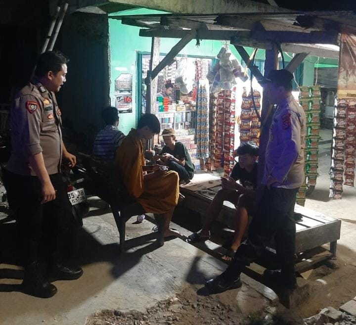 Cegah Kriminalitas, Anggota Piket Polsek Angsana Polres Pandeglang Rutin Patroli Dialogis 9 WhatsApp Image 2024 07 19 at 19.36.26