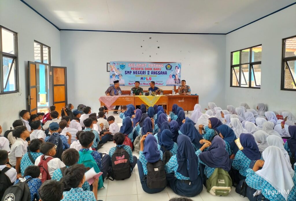 Kanit Propam Polsek Angsana Berikan Penyuluhan Kenakalan Remaja Saat MPLS di SMPN 2 Angsana 10 WhatsApp Image 2024 07 19 at 19.37.06