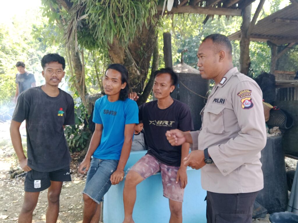 Personil Polsek Carita Bripka Eko Nurdiansyah Himbau Pemuda Desa Sukarame untuk Menjauhi Tindakan Kriminal 4 WhatsApp Image 2024 07 19 at 23.01.44