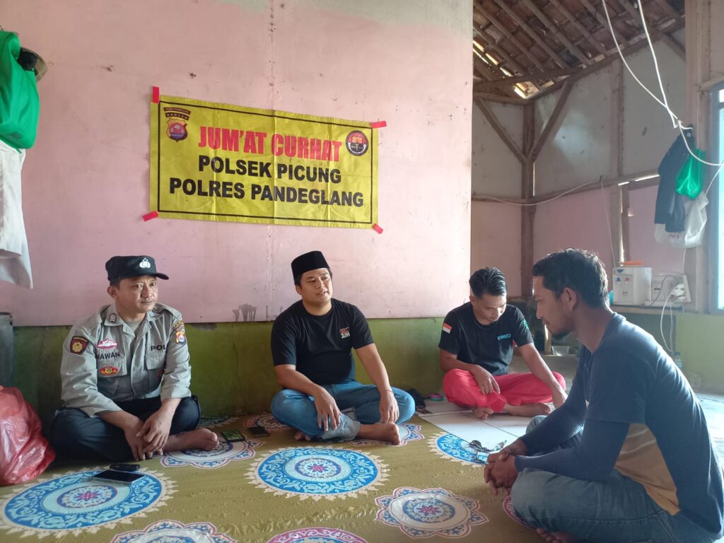 Bhabinkamtibmas Polsek Picung Desa Ciherang Gelar Jumat Curhat di Kampung Pasir Bingluh 5 WhatsApp Image 2024 07 20 at 00.26.36