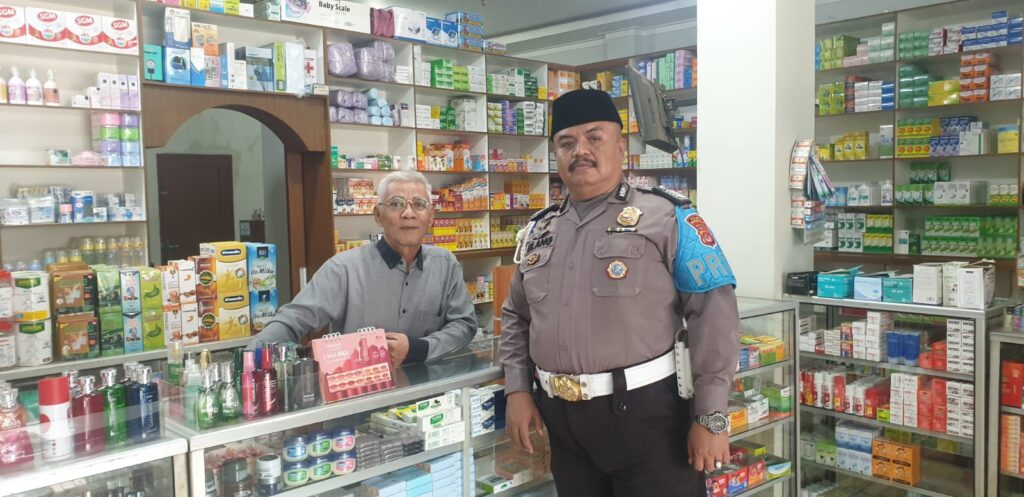 Personil Polsek Picung Bripka Elang Patroli dan Sambangi Apotek di Pasar Picung 7 WhatsApp Image 2024 07 20 at 00.27.07