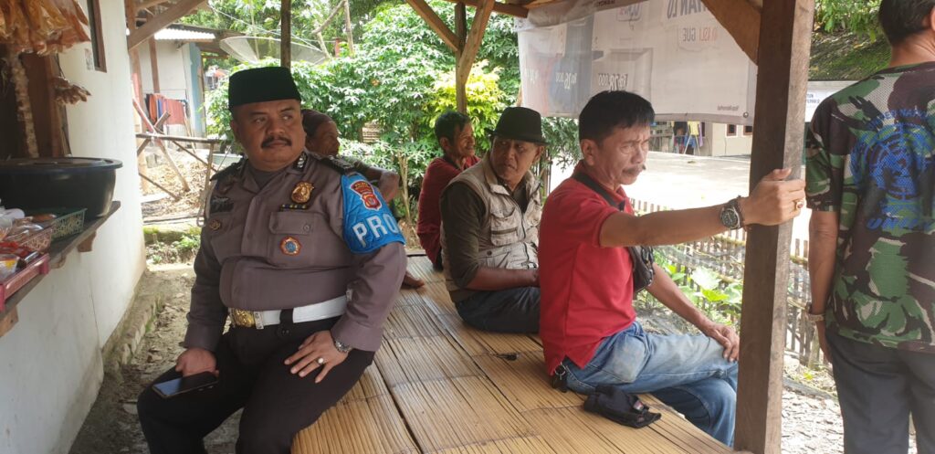 Polsek Picung Gelar Patroli Dialogis Antisipasi Gangguan Kamtibmas 8 WhatsApp Image 2024 07 20 at 00.27.21
