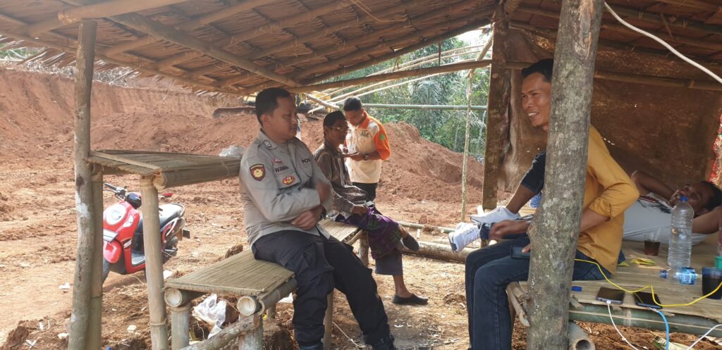 Polsek Picung Gelar Patroli Dialogis dan Berikan Arahan di Lokasi Galian Tanah Merah Desa Cililitan 9 WhatsApp Image 2024 07 20 at 00.27.47