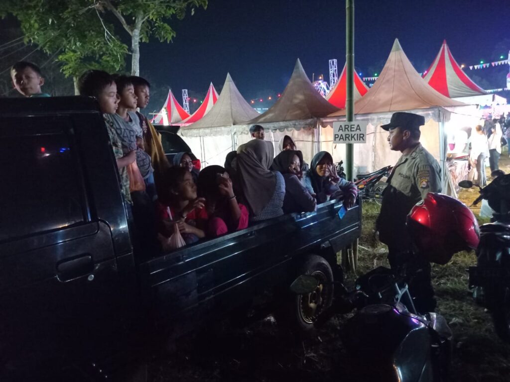 Polsek Picung Melaksanakan Patroli dan Memberikan Himbauan kepada Pengunjung Pasar Malam di Kp Kadumula 10 WhatsApp Image 2024 07 20 at 00.28.28