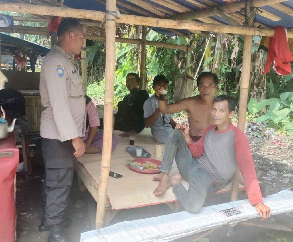 Personil Polsek Carita Bripka Eko Jalankan Patroli Dialogis untuk Meningkatkan Keamanan Lingkungan 1 WhatsApp Image 2024 07 20 at 05.43.14