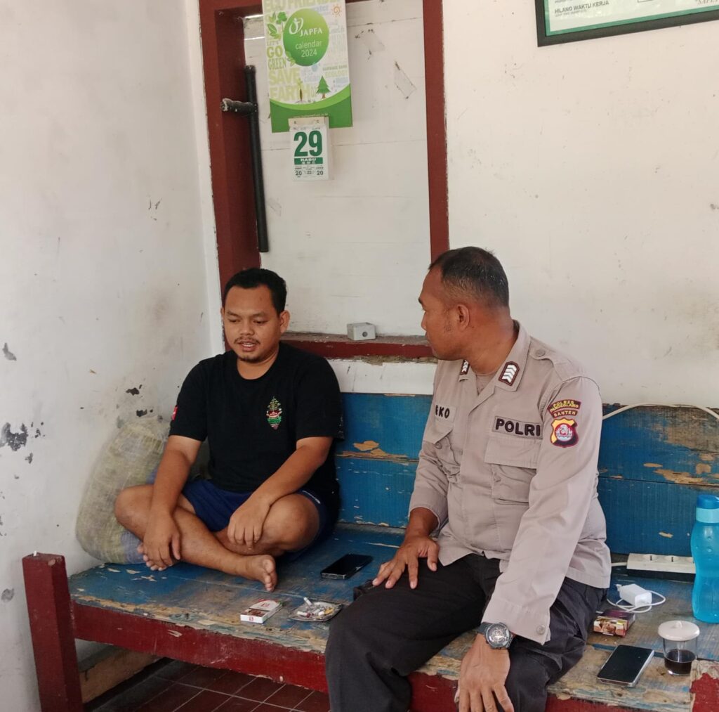 Personil Polsek Carita Bripka Eko Terima Curhatan Masyarakat tentang Keamanan dan Ketertiban 2 WhatsApp Image 2024 07 20 at 05.45.54