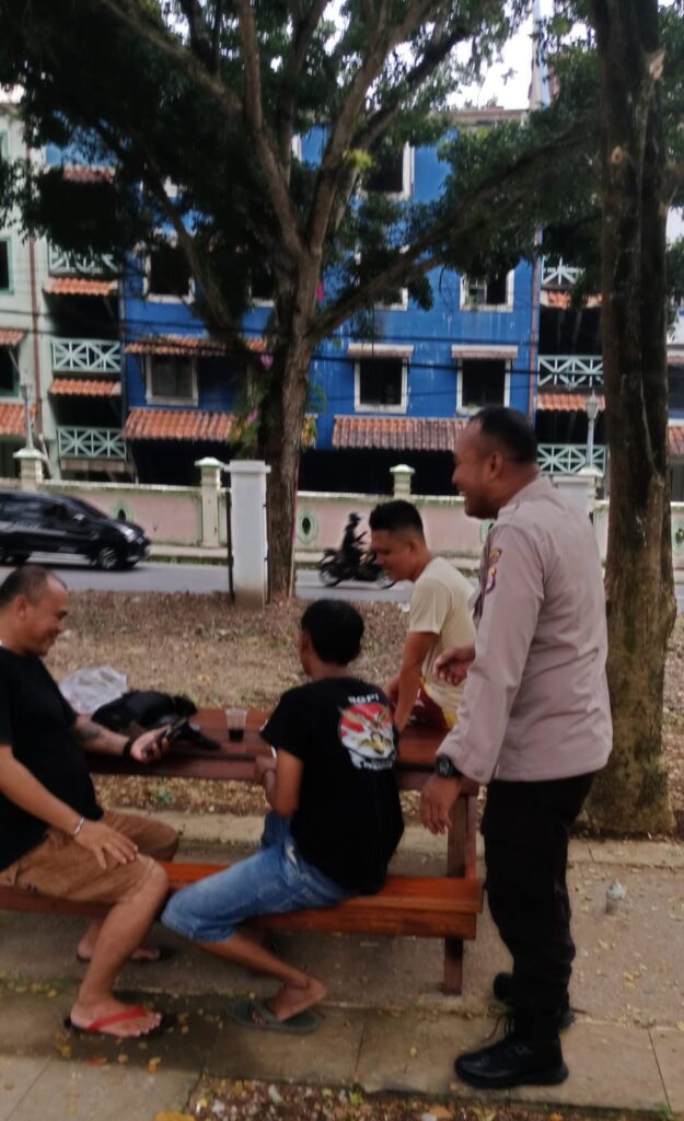 Personil Polsek Carita Bripka Eko Berdialog dan Bersenda Gurau dengan Pengunjung Pantai untuk Meningkatkan Kedekatan 3 WhatsApp Image 2024 07 20 at 05.48.29