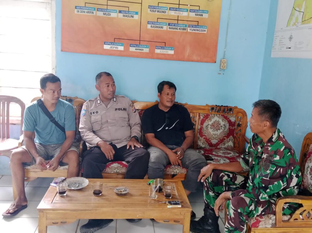 Bripka Eko dan Personil Polsek Carita Jalin Sinergi dengan Babinsa Desa Banjarmasin 5 WhatsApp Image 2024 07 20 at 05.52.42