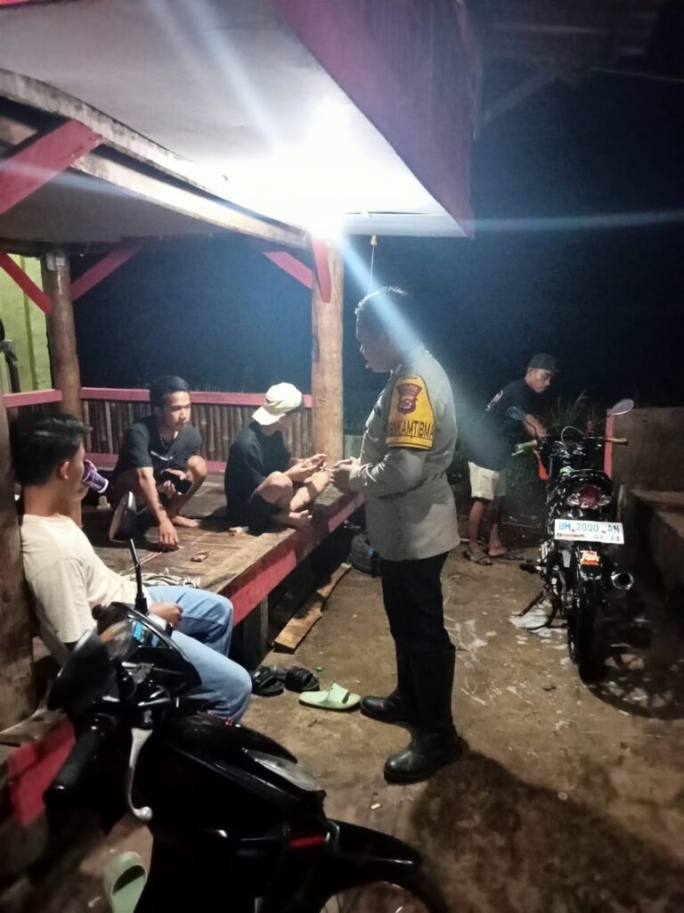 Bhabinkamtibmas Polsek Carita Bripka Bobi Ingatkan Warga Pos Ronda untuk Tetap Waspada 6 WhatsApp Image 2024 07 20 at 06.07.22