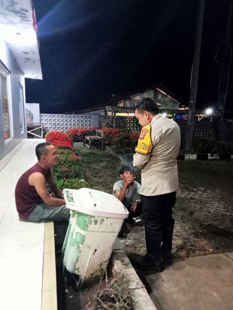 Personil Polsek Carita Bripka Bobi Berdialog dengan Supir Truk di SPBU Malam Hari 7 WhatsApp Image 2024 07 20 at 06.09.09