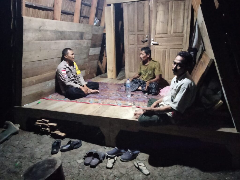 Giat Rutin Anggota Polsek Cikeusik Gelar Patroli Malam dan Sambangi Masyarakat Desa Cikeusik 8 WhatsApp Image 2024 07 20 at 06.14.48
