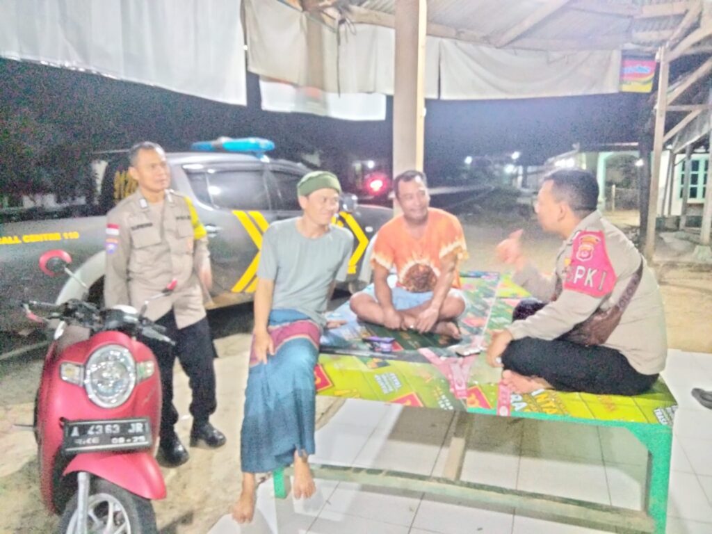 Polsek Cikeusik Gelar Patroli Malam Presisi dalam Rangka Pencegahan Terjadinya Gangguan Kamtibmas, Kriminalitas, Balap Liar, Genk Motor dan Tawuran 9 WhatsApp Image 2024 07 20 at 06.14.56
