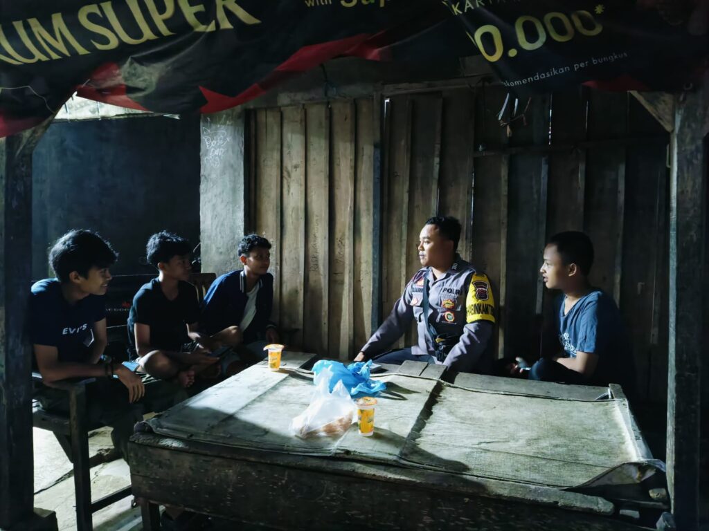 Bhabinkamtibmas Polsek Panimbang Sambangi Warga Desa Binaan pada Akhir Pekan 10 WhatsApp Image 2024 07 20 at 06.15.40