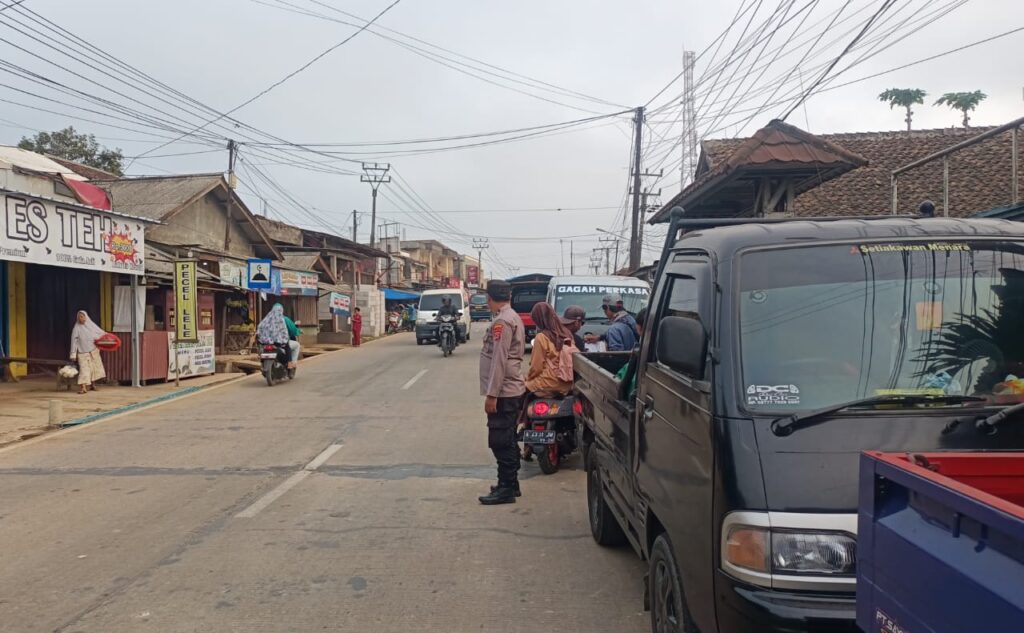 Personil Polsek Bojong Polres Pandeglang Gelar Strong Point Pagi untuk Ciptakan Kamseltibcar Lantas di Jalur Utama Kecamatan Bojong 1 WhatsApp Image 2024 07 20 at 10.12.06
