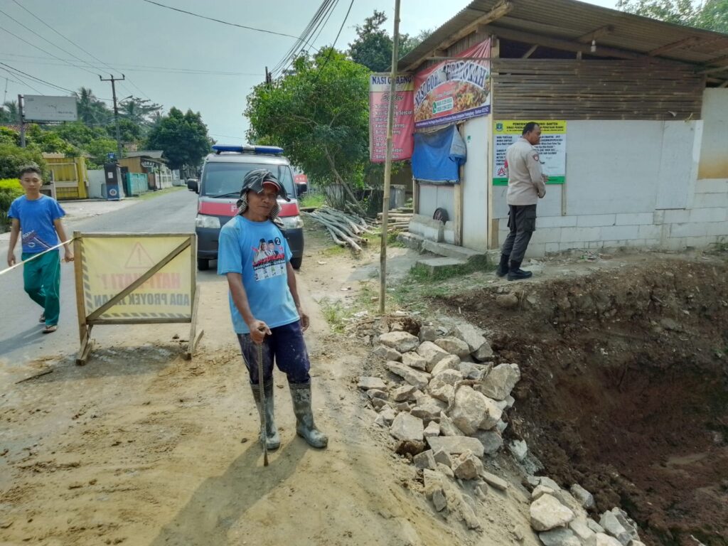 Polsek Menes Pandeglang Gelar Himbauan Kamtibmas Kepada Petugas Perbaikan Jalan Longsor di Cimanying 5 WhatsApp Image 2024 07 20 at 14.23.27