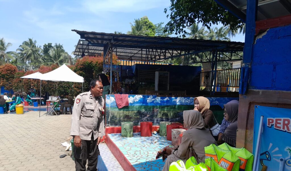 Polsek Menes Jaga Keamanan Pengunjung Kolam Renang dengan Patroli Rutin 7 WhatsApp Image 2024 07 20 at 16.14.52