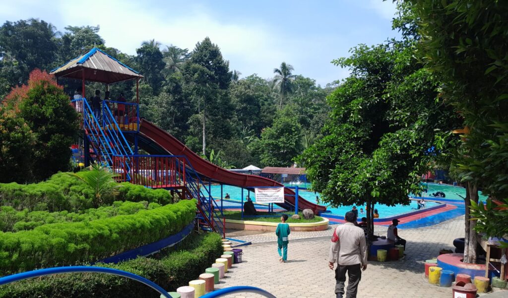 Polsek Menes Tingkatkan Keamanan di Wisata Kolam Renang Menes 8 WhatsApp Image 2024 07 20 at 16.16.11