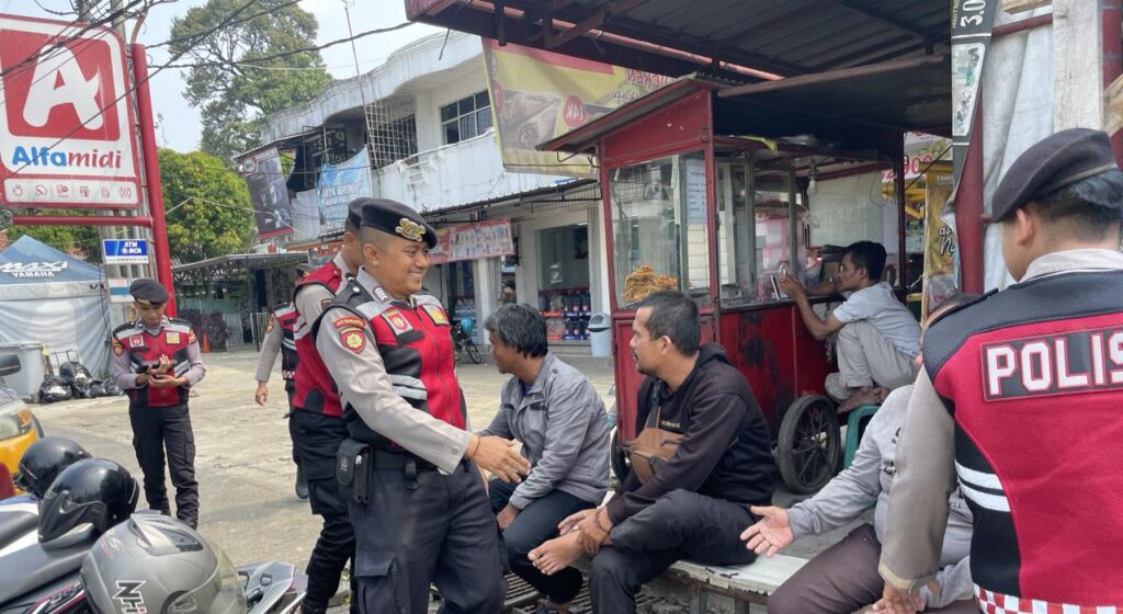 Sat Samapta Polres Pandeglang Sambangi Pangkalan Ojek di Persimpangan, Berikan Edukasi Kamtibmas 3 WhatsApp Image 2024 07 20 at 17.21.37 1