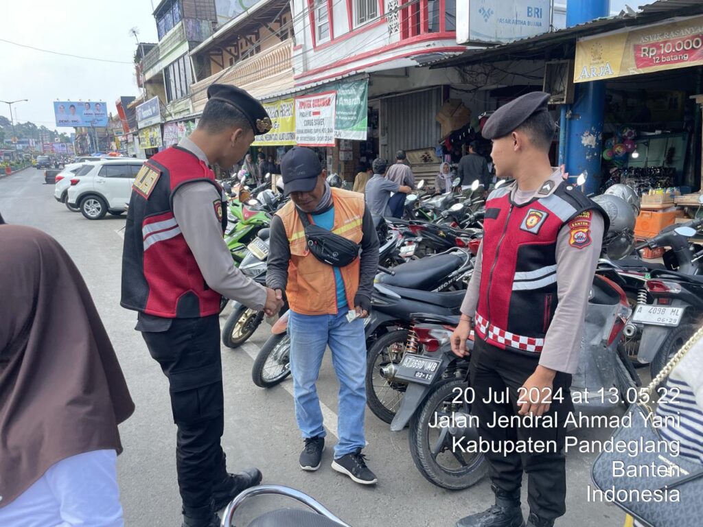 Sat Samapta Polres Pandeglang Berikan Himbauan Kamtibmas kepada Tukang Parkir di Pasar Badak Pandeglang 1 WhatsApp Image 2024 07 20 at 17.23.29 1