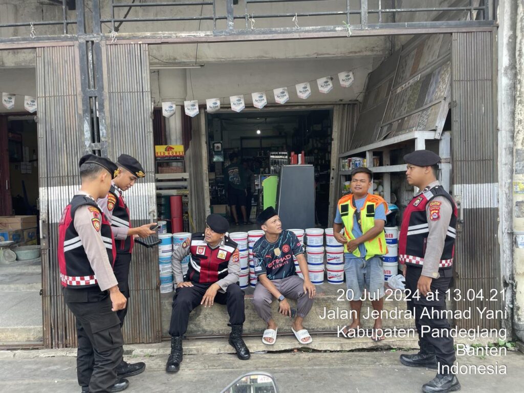 Sat Samapta Polres Pandeglang Sambangi Toko Material, Berikan Himbauan Kamtibmas 2 WhatsApp Image 2024 07 20 at 17.23.29