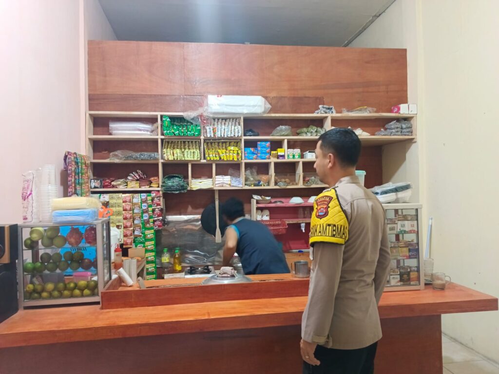 Polsek Menes Melaksanakan Patroli Dialogis dan Himbauan Kamtibmas Kewarung Kopi Yang Buka Malam Hari 1 WhatsApp Image 2024 07 20 at 20.40.50