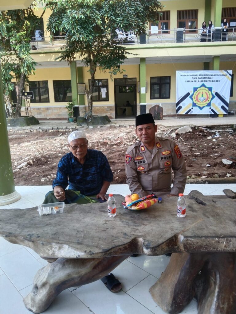 Kapolsek Menes Sambangi Tokoh Agama KH. Aman Sairi di Pandeglang 2 WhatsApp Image 2024 07 20 at 20.50.25