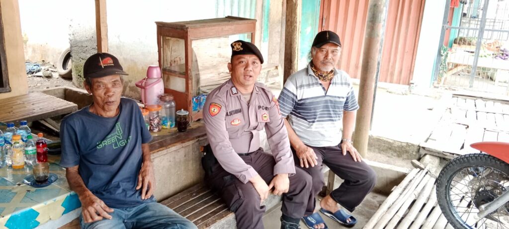 Wujud Kedekatan Polri Dengan Masyarakat, Polsek Picung Tingkatkan Patroli Warga Masyarakat 5 WhatsApp Image 2024 07 20 at 21.01.54