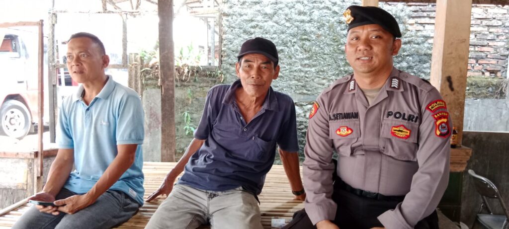 Gelar Patroli Rutin, Anggota Polsek Picung Sampaikan Himbauan Kamtibmas kepada Warga 6 WhatsApp Image 2024 07 20 at 21.02.16