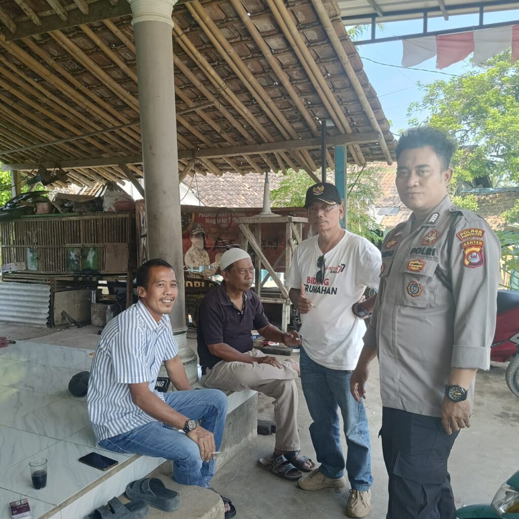 Kanit Binmas Polsek Picung Sambangi Warga, Dengarkan Keluh Kesah dan Ciptakan Kamtibmas yang Kondusif 7 WhatsApp Image 2024 07 20 at 21.02.43