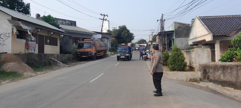 Polsek Picung Gelar Strong Point Pengaturan Lalu Lintas Cegah Kemacetan 9 WhatsApp Image 2024 07 20 at 21.03.33