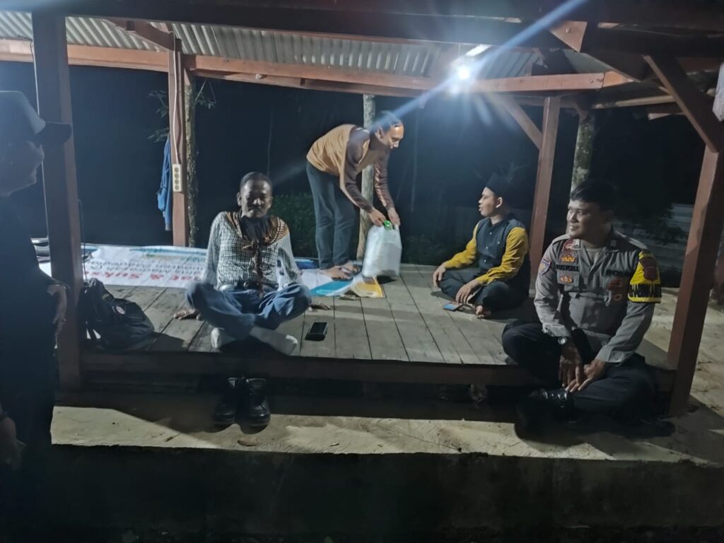 Bhabinkamtibmas Polsek Angsana Polres Pandeglang Brigadir Ruston Sambangi Masyarakat Desa Angsana 7 WhatsApp Image 2024 07 20 at 23.06.30