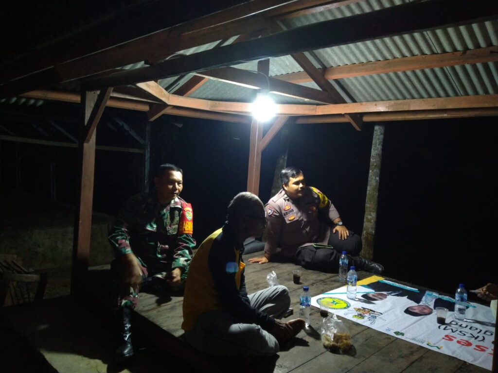 Bhabinkamtibmas Polsek Angsana dan Babinsa Bersinergi Sambangi Masyarakat Desa Angsana 1 WhatsApp Image 2024 07 20 at 23.07.23