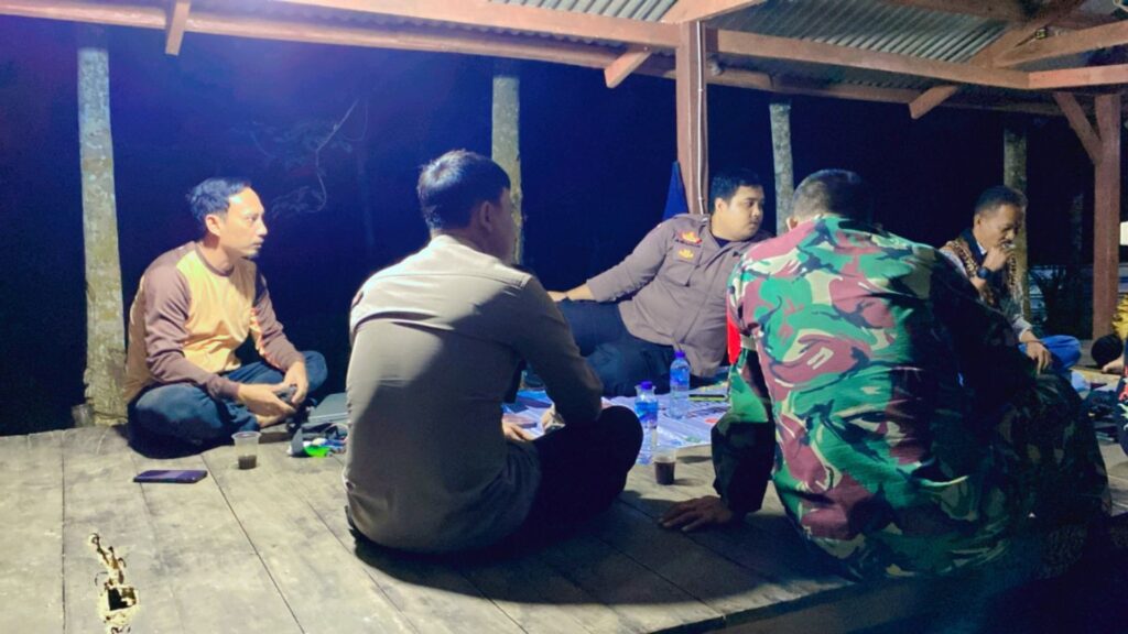 Bhabinkamtibmas Polsek Angsana Polres Pandeglang Brigadir Ruston Kunjungi Masyarakat Desa Cipinang 2 WhatsApp Image 2024 07 20 at 23.07.34