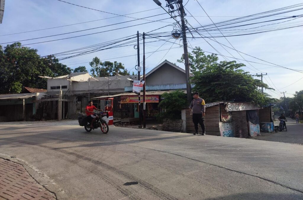 Anggota Piket Polsek Angsana Polres Pandeglang Briptu Agung Laksanakan Strongpoint Sore di Pertigaan Pasar Angsana 5 WhatsApp Image 2024 07 20 at 23.08.04