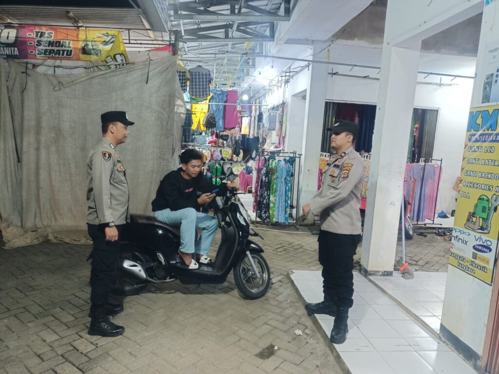 Polsek Cikeusik Gelar Patroli Dialogis Malam, Jaga Kamtibmas dan Dekatkan Diri dengan Masyarakat 6 WhatsApp Image 2024 07 20 at 23.47.51