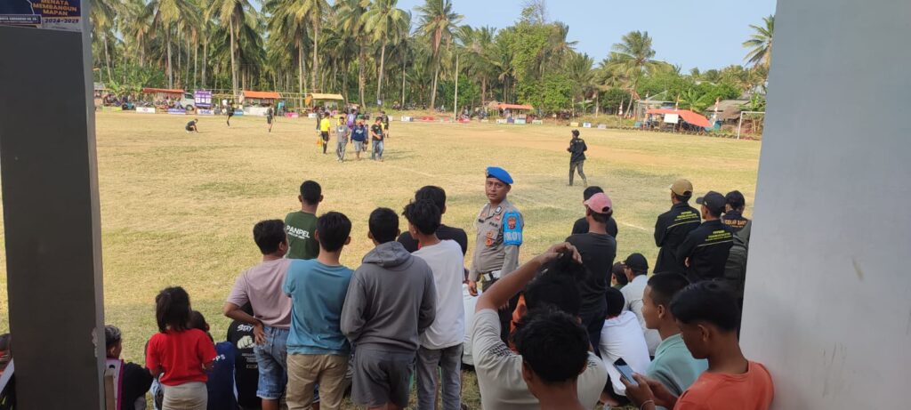 Polsek Cikeusik Berhasil Amankan Turnamen Sepak Bola di Tanjungan 7 WhatsApp Image 2024 07 20 at 23.53.38