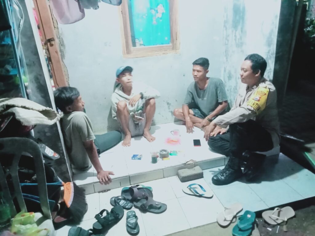 Polsek Carita Cek Kamtibmas: Bripka Bambang Tanyakan Situasi di Desa kepada Pemuda Ronda 8 WhatsApp Image 2024 07 21 at 05.19.43