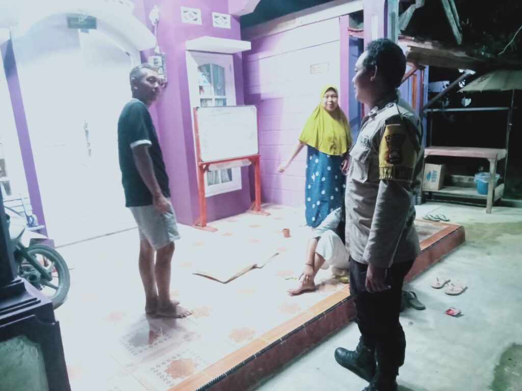 Personil Polsek Carita Bripka Bambang Patroli dan Sapa Warga Desa Binaan 9 WhatsApp Image 2024 07 21 at 05.38.25