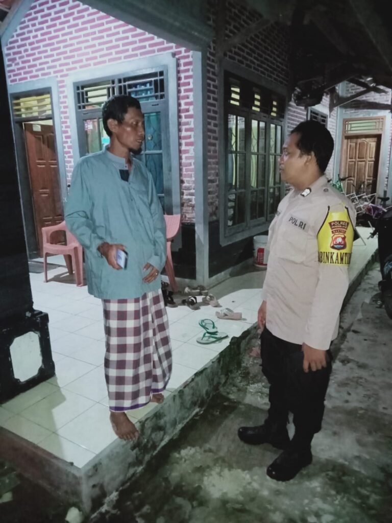 Bhabinkamtibmas Polsek Carita, Bripka Bambang, Sambangi Rumah Warga Saat Patroli Malam 10 WhatsApp Image 2024 07 21 at 05.57.40