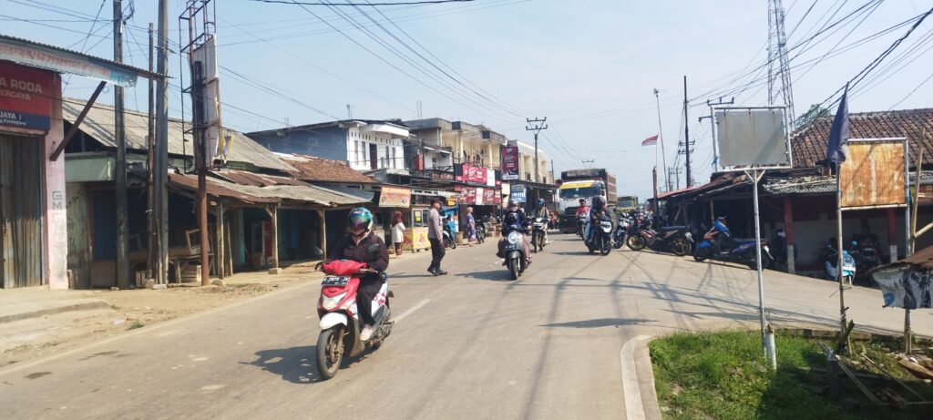 Polsek Bojong Polres Pandeglang Gelar Pengaturan Lalu Lintas di Jalan Raya Saketi - Malingping 2 WhatsApp Image 2024 07 21 at 10.34.44