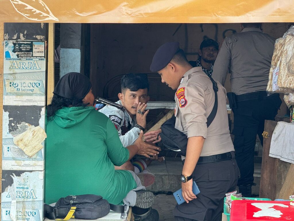 Sat Samapta Polres Pandeglang Sambangi Pengamen Jalanan dalam Kegiatan Dialogis di Pertigaan Mengger 4 WhatsApp Image 2024 07 21 at 17.45.03