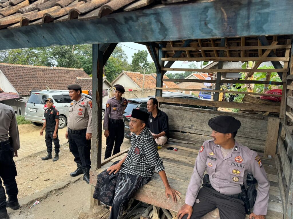 Sat Samapta Polres Pandeglang Gelar Kegiatan Sambang Dialogis di Kp. Simpereun 3 WhatsApp Image 2024 07 21 at 18.00.17
