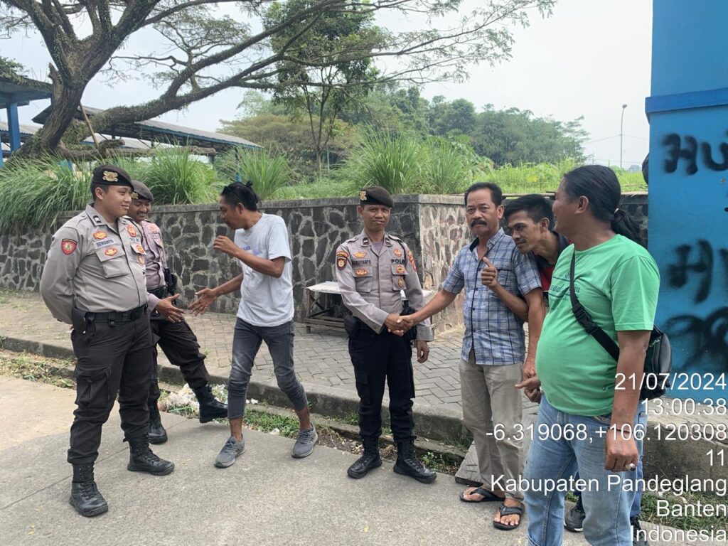 Sat Samapta Polres Pandeglang Sambangi Kondektur Angkutan Umum di Terminal Kadubanen 1 WhatsApp Image 2024 07 21 at 18.00.34
