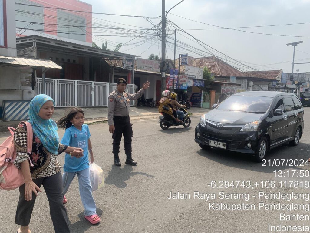 Sat Samapta Polres Pandeglang Berikan Pelayanan Prima dengan Pengaturan Lalu Lintas di Persimpangan Cigadung 10 WhatsApp Image 2024 07 21 at 18.00.39
