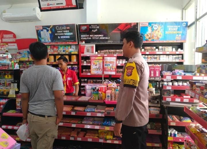 Bhabinkamtibmas Polsek Angsana Polres Pandeglang Laksanakan Patroli Dialogis Sasar Waralaba dan Pertokoan 5 WhatsApp Image 2024 07 21 at 19.22.39