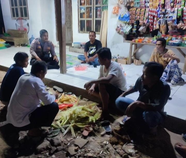 Dengan Metode Door to Door, Bhabinkamtibmas Polsek Angsana Polres Pandeglang Sambangi Masyarakat Desa Karangsari 6 WhatsApp Image 2024 07 21 at 19.22.55