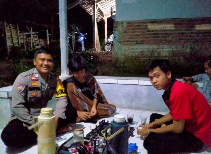 Dekatkan Diri dengan Masyarakat, Bhabinkamtibmas Polsek Angsana Polres Pandeglang Sambangi Masyarakat Desa Padaherang 7 WhatsApp Image 2024 07 21 at 19.23.07